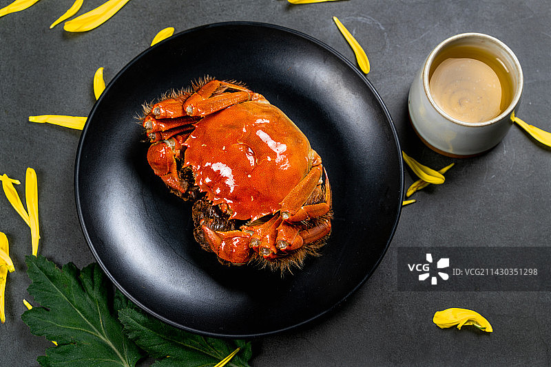 放在盘子里的大闸蟹图片素材