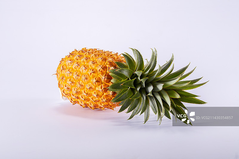 白色背景下的菠萝特写镜头图片素材