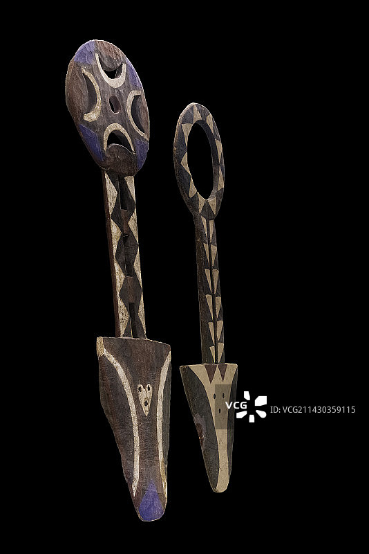 布基纳法索，非洲彩绘几何纹面具图片素材