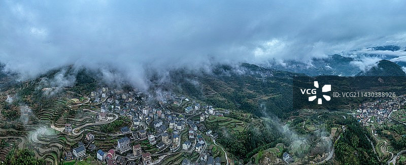 鸟瞰云雾之中的青田尚仁村图片素材