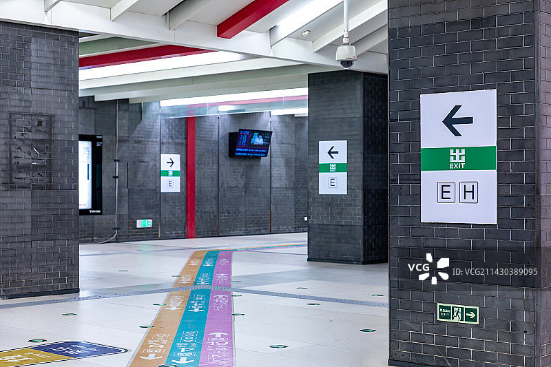 北京地铁站内部换乘通道指示箭头路标图片素材