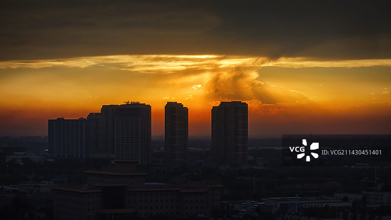 黄昏中的高楼大厦图片素材