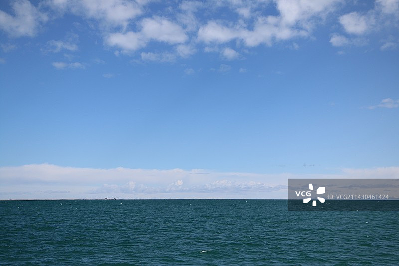 春夏之交的青海湖图片素材