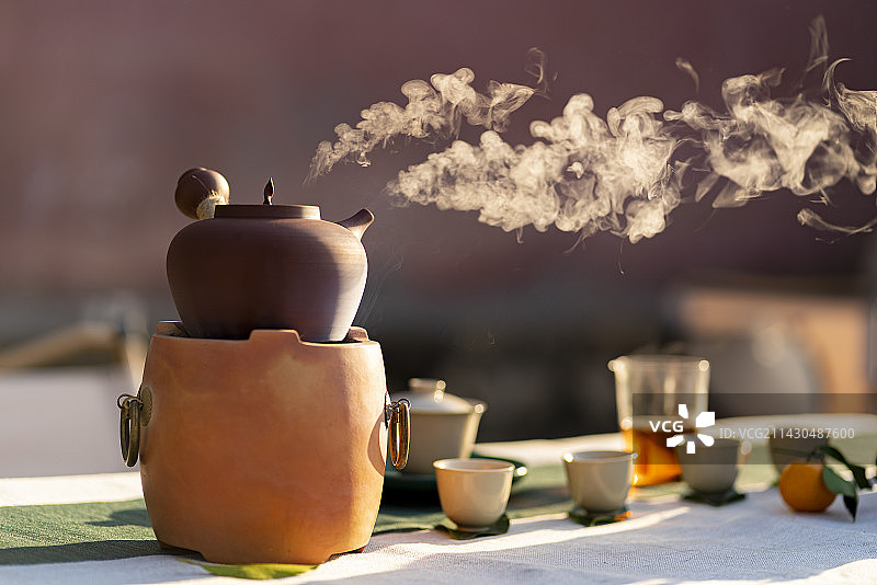 户外阳光下围炉煮茶及果篮图片素材
