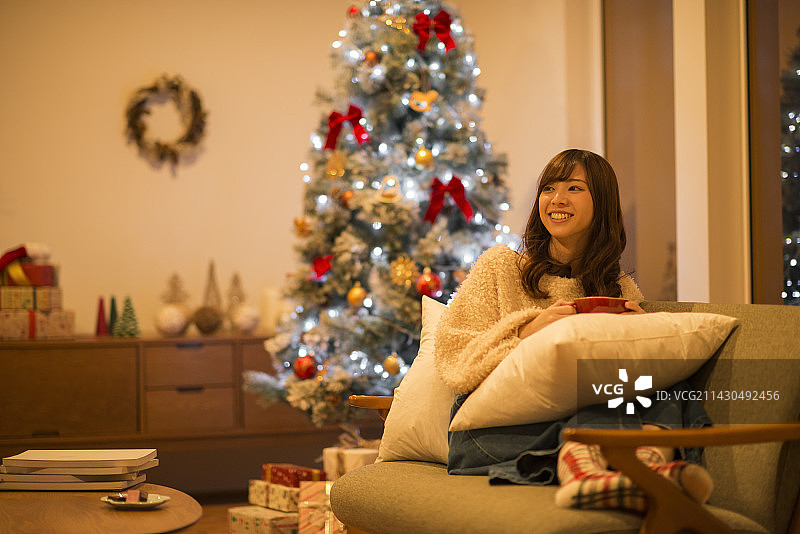 女人在树前放松图片素材