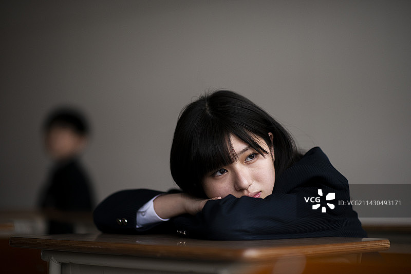 在教室里思考的女学生图片素材