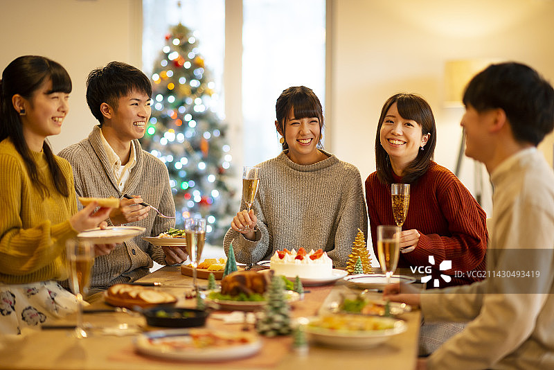 在圣诞派对上聊天的年轻人图片素材
