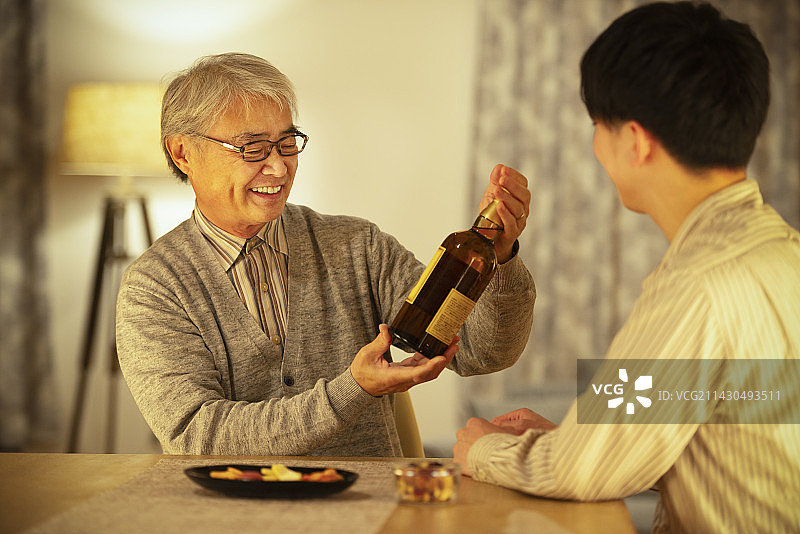 儿子送给父亲威士忌礼物图片素材