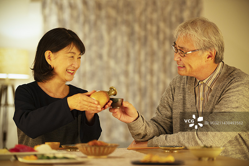 老年夫妇喝清酒图片素材