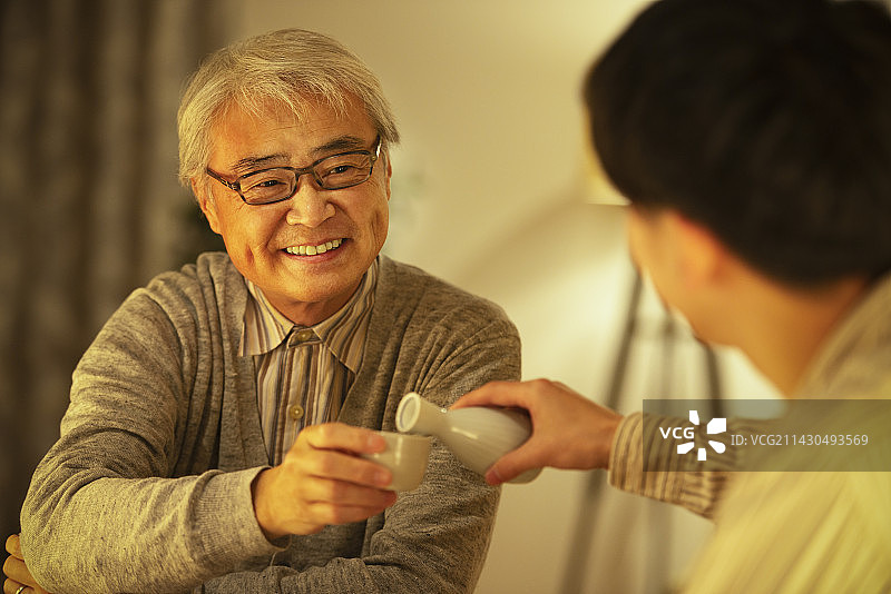 父母和孩子一起喝晚茶图片素材