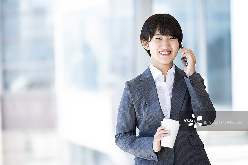 女商人用智能手机打电话图片素材