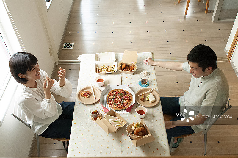 情侣吃外卖午餐图片素材