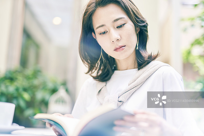 在咖啡馆阅读的女人图片素材