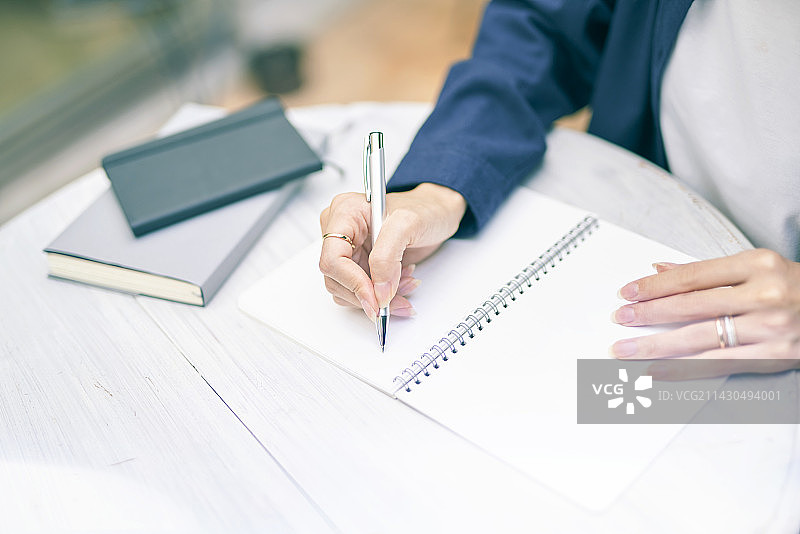 女人在户外写笔记本图片素材