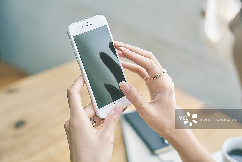 女人正在操作智能手机图片素材
