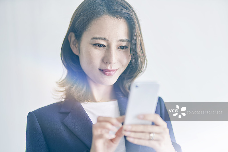 使用智能手机的微笑女人图片素材