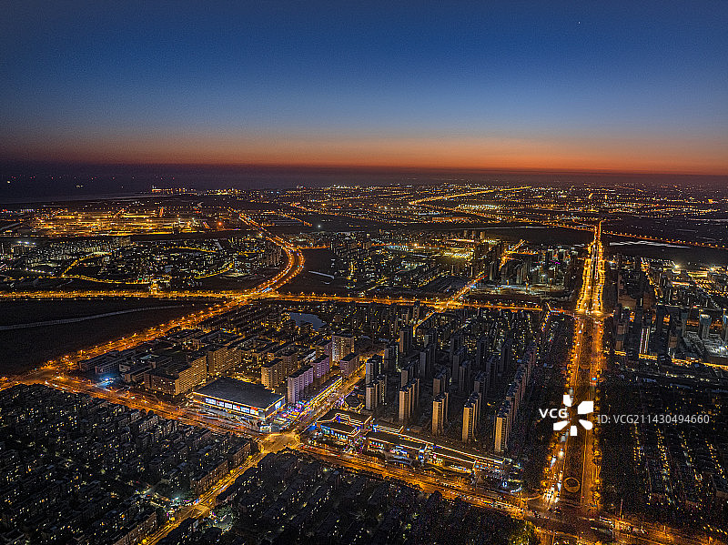 港城新天地购物广场与日落晚霞 临港馨雅铭苑人才公寓 南汇新城 临港大学城产城融合 申港大道图片素材