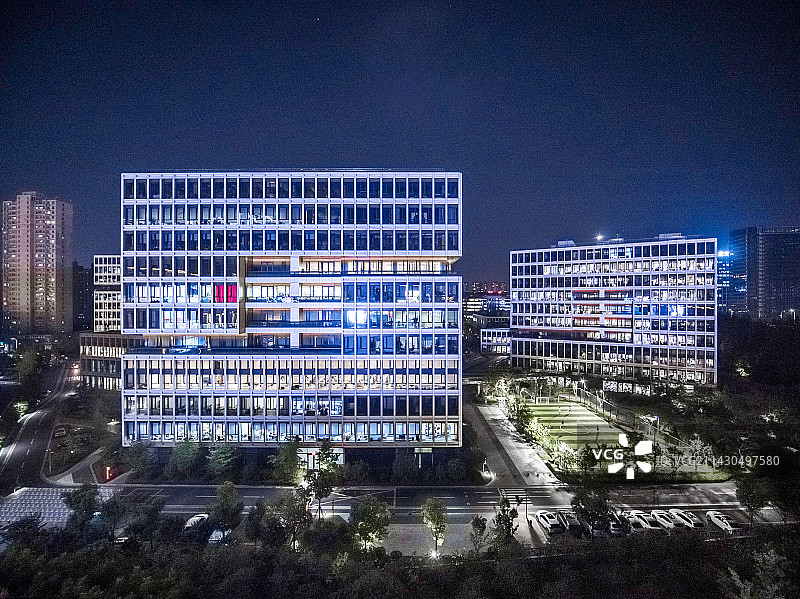 晚上写字楼加班的办公室图片素材