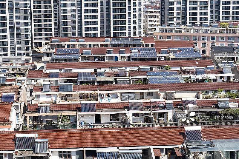 住宅楼顶的太阳能发电热水器图片素材