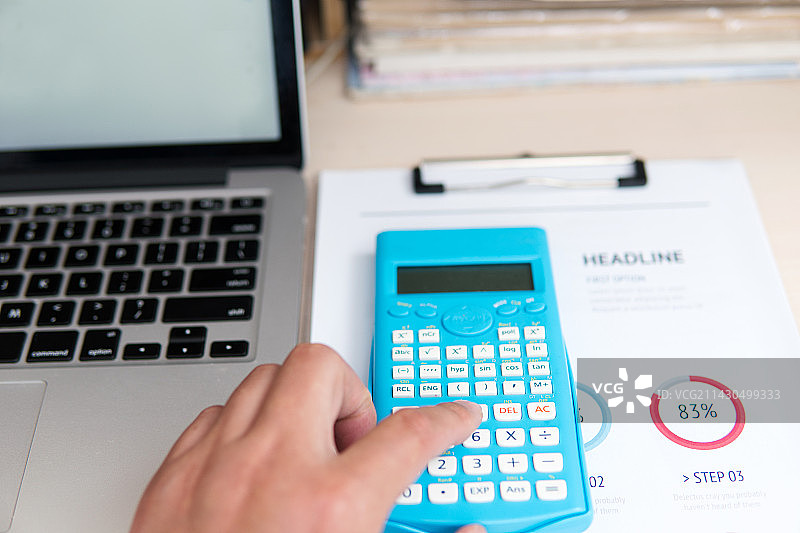 使用计算器工作特写镜头图片素材