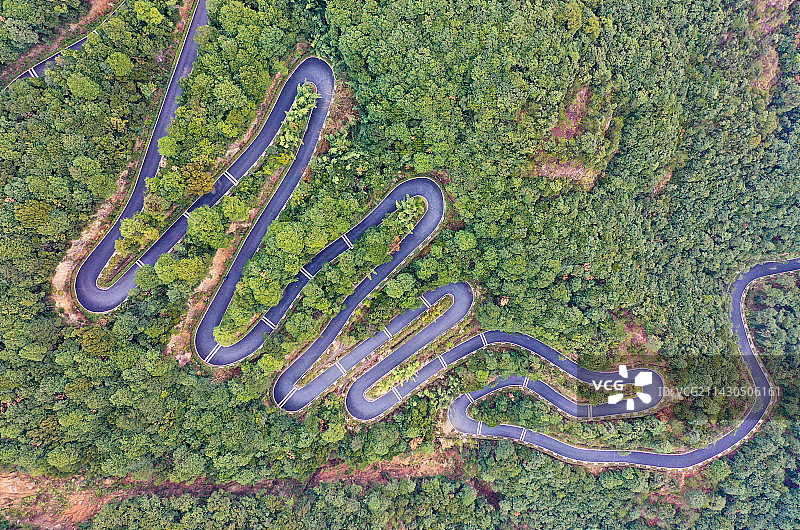 航拍浙江杭州径山柏油公路蜿蜒“发卡弯”图片素材