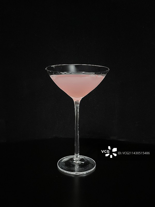 黑色背景下鸡尾酒特写镜头图片素材