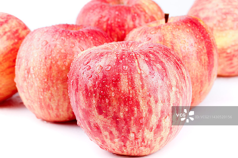 白底上的红富士苹果图片素材