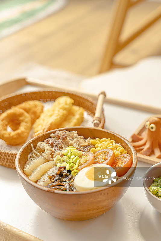 美味日本拉面天妇罗章鱼香肠套餐图片素材