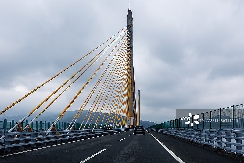 行驶在惠州海湾大桥上图片素材