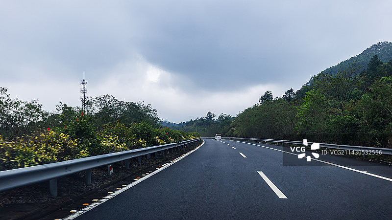 行驶在高速公路上图片素材