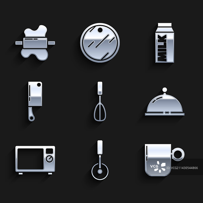 厨房用品：手动打蛋器、披萨刀和咖啡杯图片素材