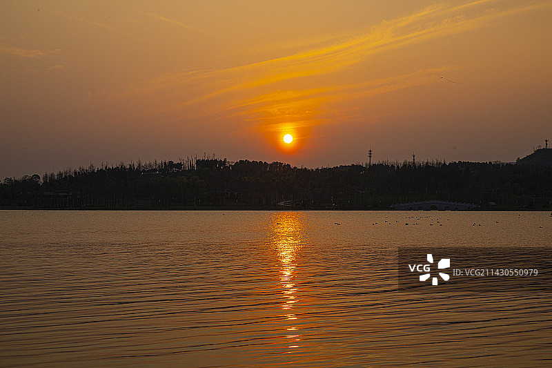 中国贵州贵阳市贵安新区月亮湖公园的夕阳和晚霞图片素材