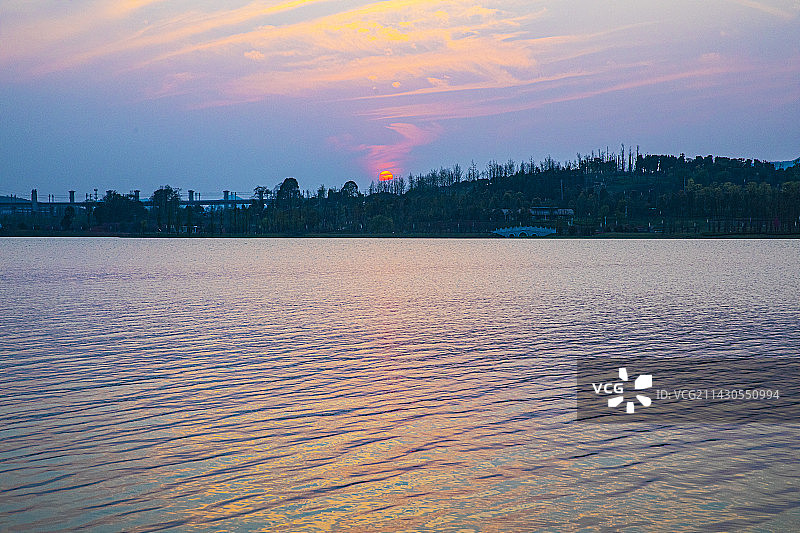 中国贵州贵阳市贵安新区月亮湖公园的夕阳和晚霞图片素材