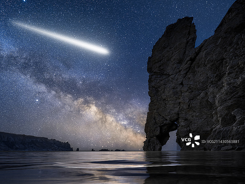 大连海岸西星空，银河下的礁石图片素材