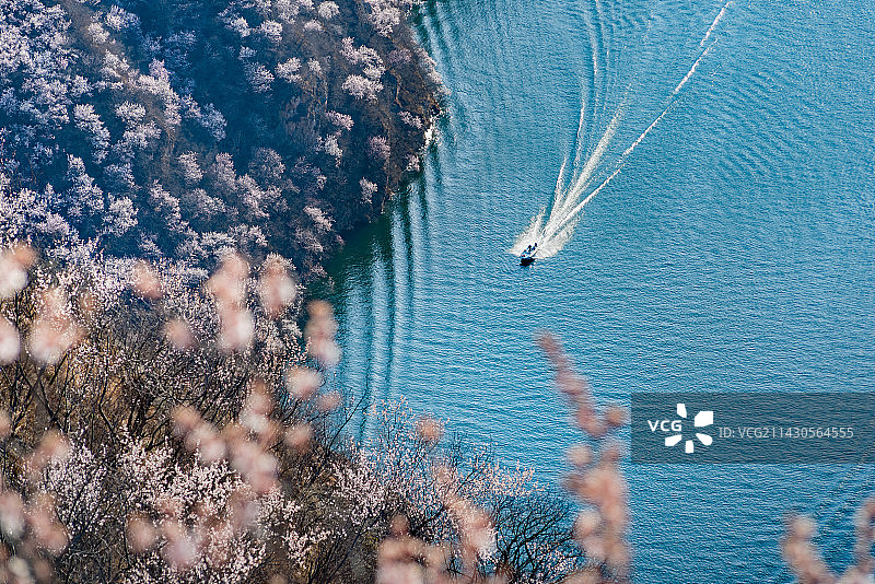 春天北京怀柔水长城景区花海小西湖观光汽艇图片素材