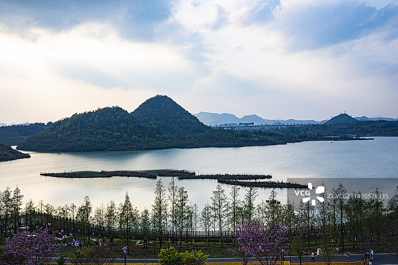 中国贵州贵阳市贵安新区月亮湖公园风光图片素材