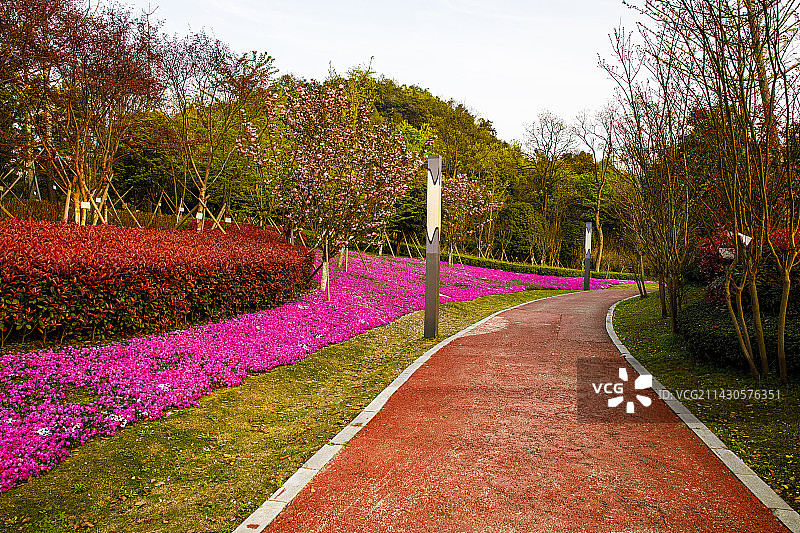 中国贵州贵阳市贵安新区月亮湖公园风光图片素材