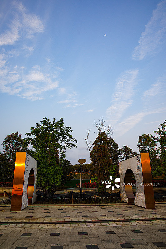 中国贵州贵阳市贵安新区月亮湖公园风光图片素材