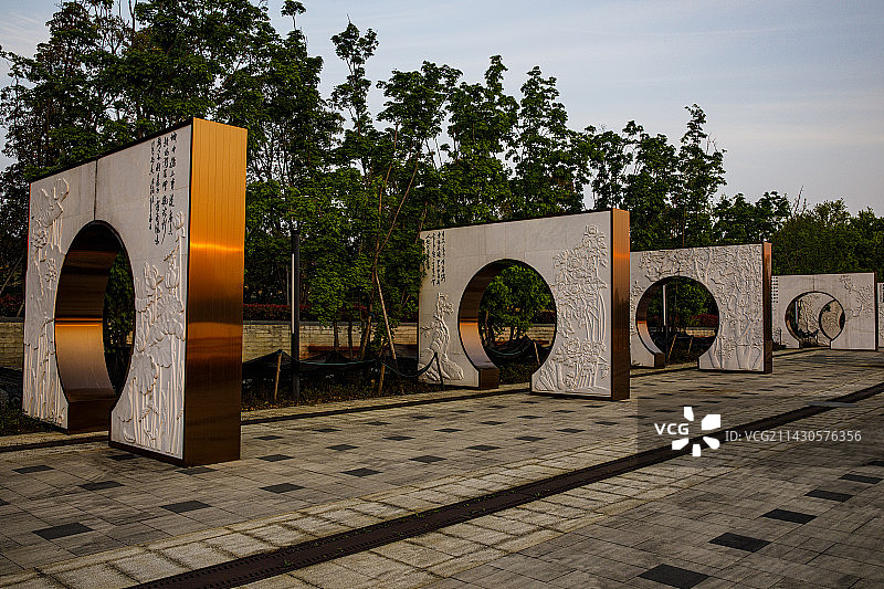 中国贵州贵阳市贵安新区月亮湖公园风光图片素材