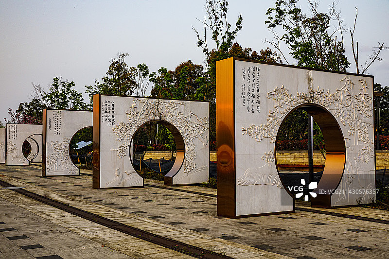 中国贵州贵阳市贵安新区月亮湖公园风光图片素材