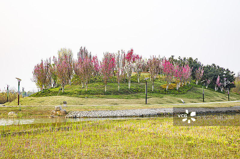 中国贵州贵阳市贵安新区月亮湖公园风光图片素材