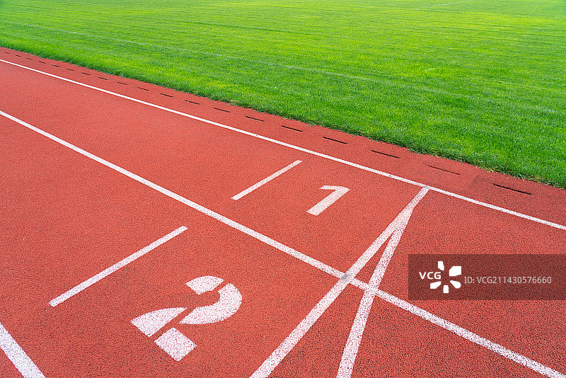 体育馆内田径跑道起跑线数字和草坪图片素材