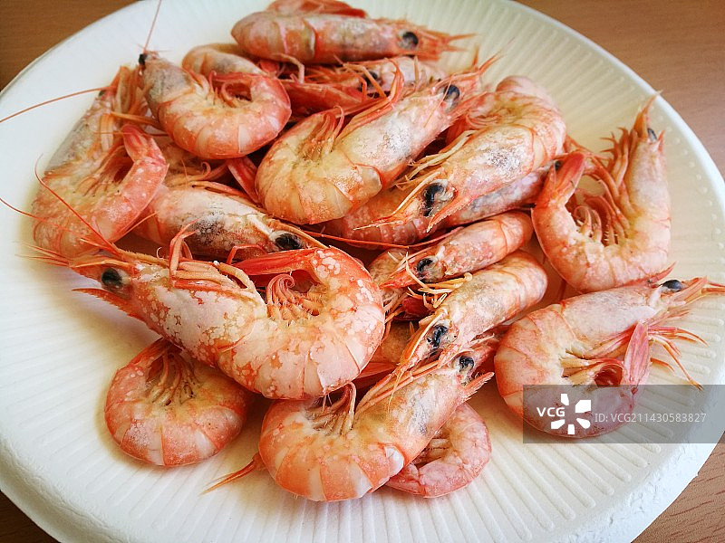 桌上盘子里的虾的高角度视图图片素材