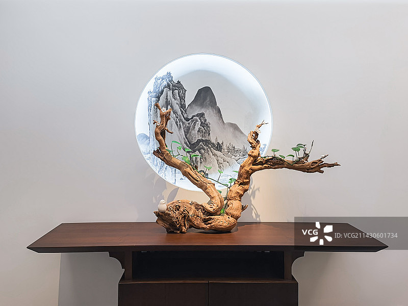 中式桌子上的根雕艺术品图片素材