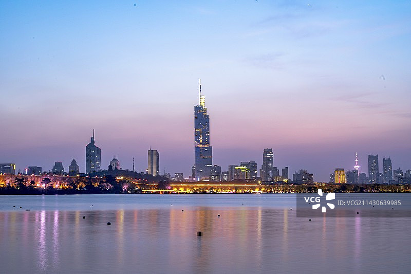 黄昏日落城市天际线建筑经济金融区图片素材