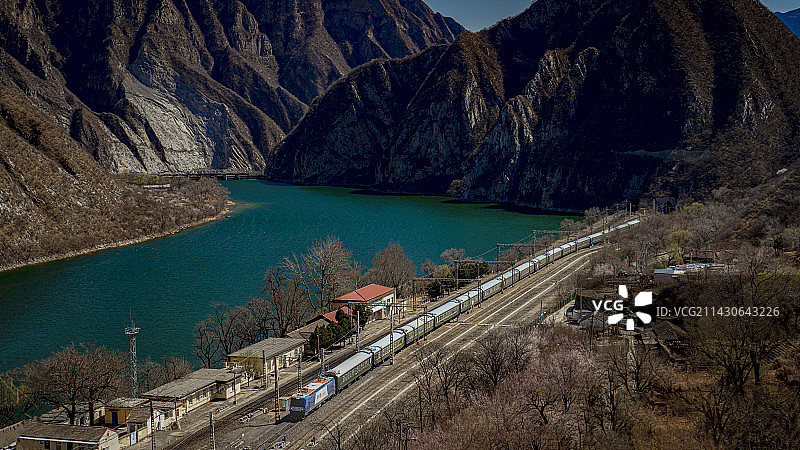 K398次通过即将拆除的落坡岭站图片素材