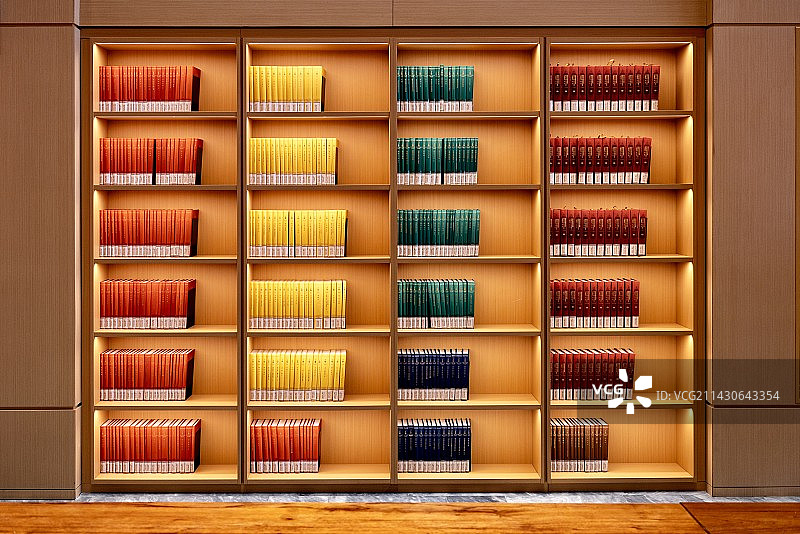 书架上的图书图片素材