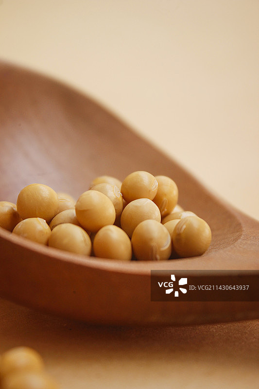 桌子上木勺子里的大豆的特写镜头图片素材