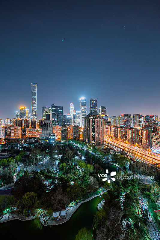 城市天际线&生态绿地（北京国贸cbd和团结湖公园））图片素材