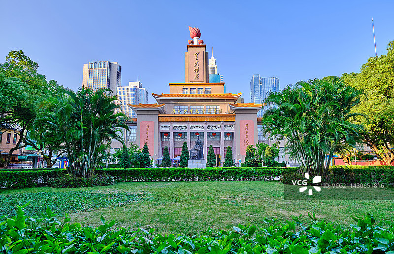 广州少年儿童图书馆与鲁迅许广平雕塑图片素材